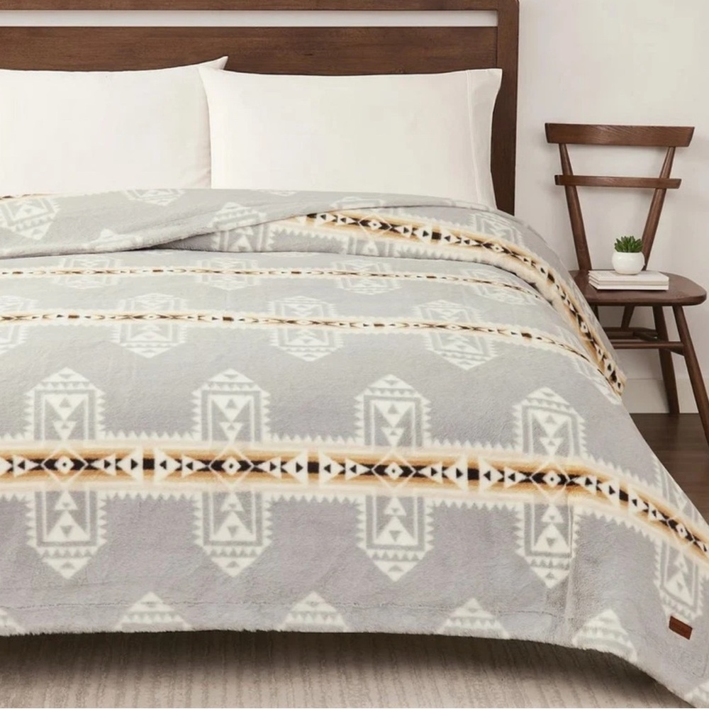 Pendleton Faux Fur Luxe Blanket QUEEN 98" x 92" Cross Roads